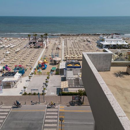 Hotel Augustus- Davanti A Noi C'E Solo Il Mare Misano Adriatico Eksteriør billede