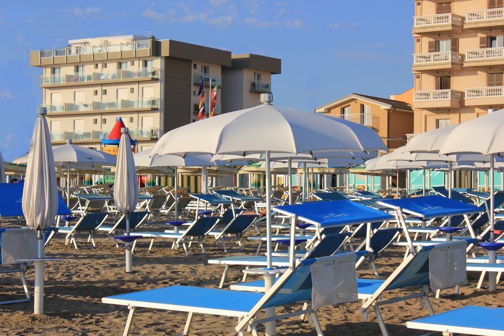 Hotel Augustus- Davanti A Noi C'E Solo Il Mare Misano Adriatico Eksteriør billede