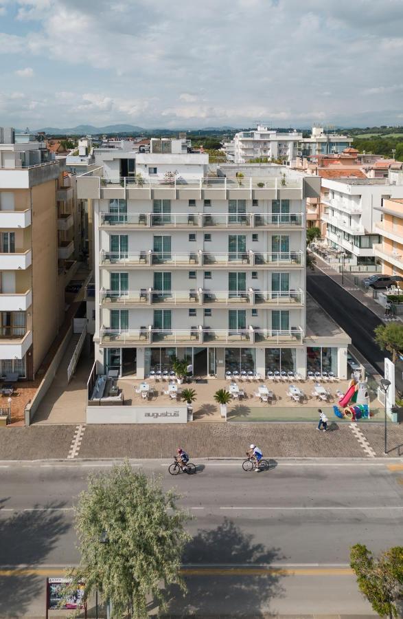 Hotel Augustus- Davanti A Noi C'E Solo Il Mare Misano Adriatico Eksteriør billede