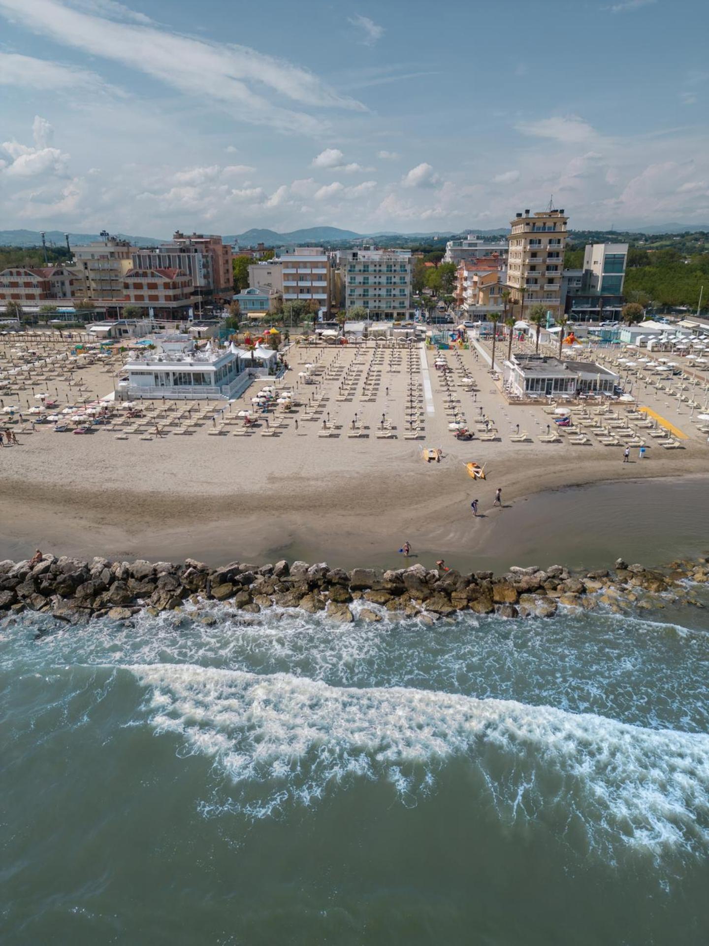 Hotel Augustus- Davanti A Noi C'E Solo Il Mare Misano Adriatico Eksteriør billede